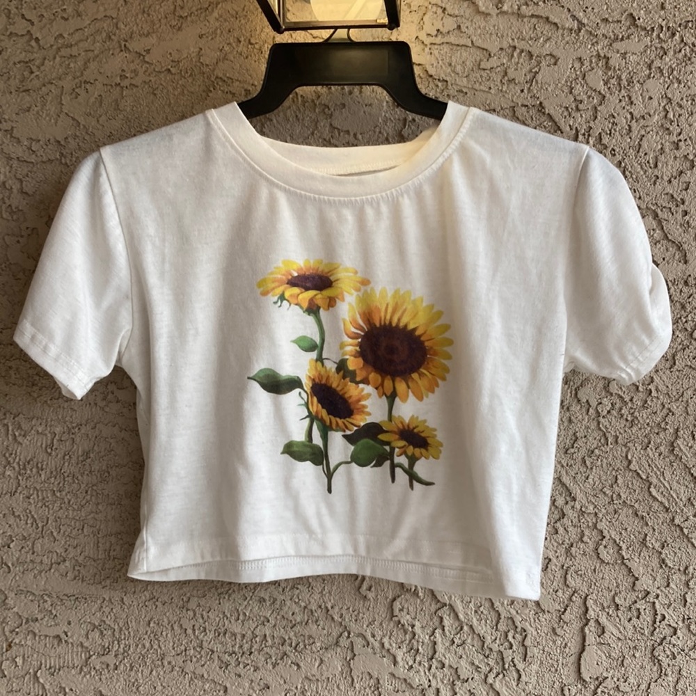 💵3 for $20✅Women’s sunflower half tops size small